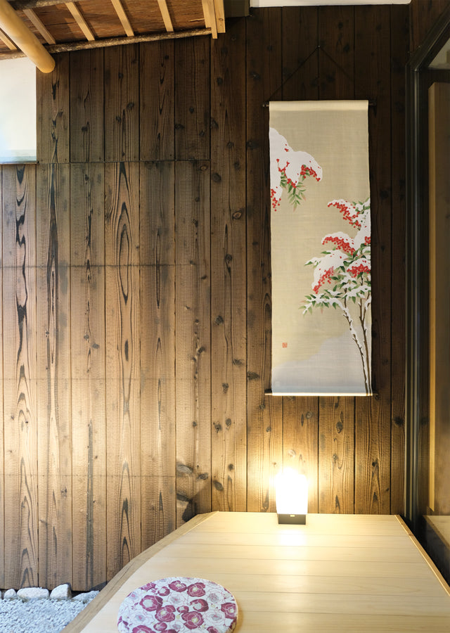 和風モダンタペストリー(雪持ち南天)