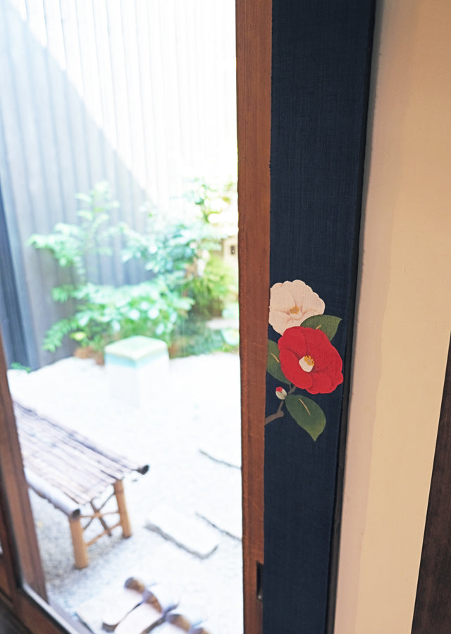 細タペストリー(紅椿白椿)