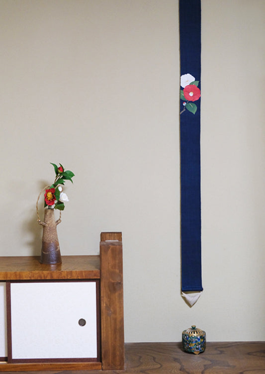 細タペストリー(紅椿白椿)