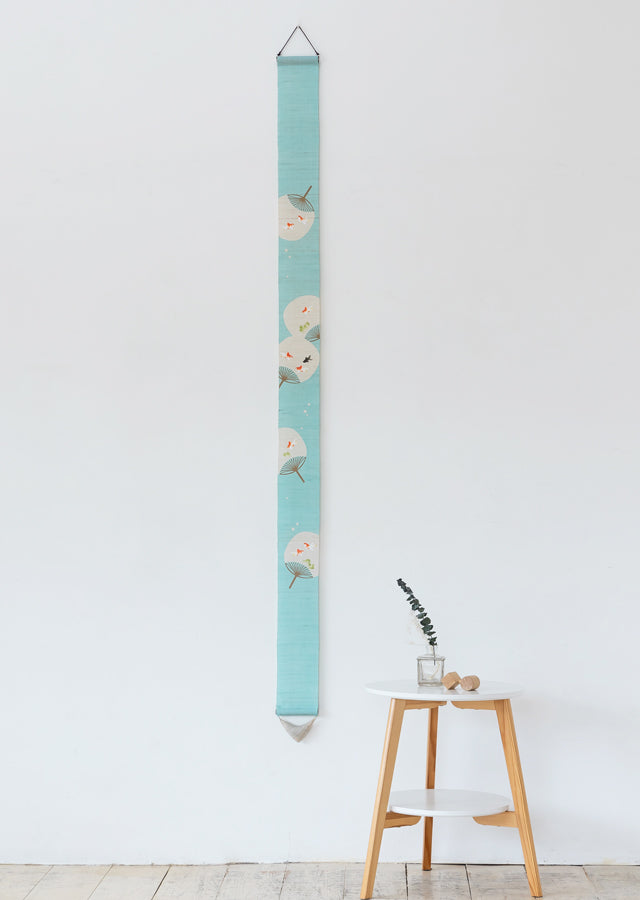 細タペストリー(団扇に金魚)