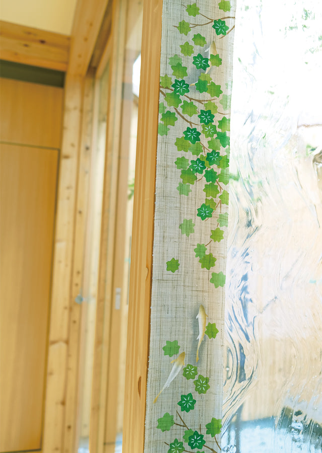 細タペストリー(鮎の青紅葉)