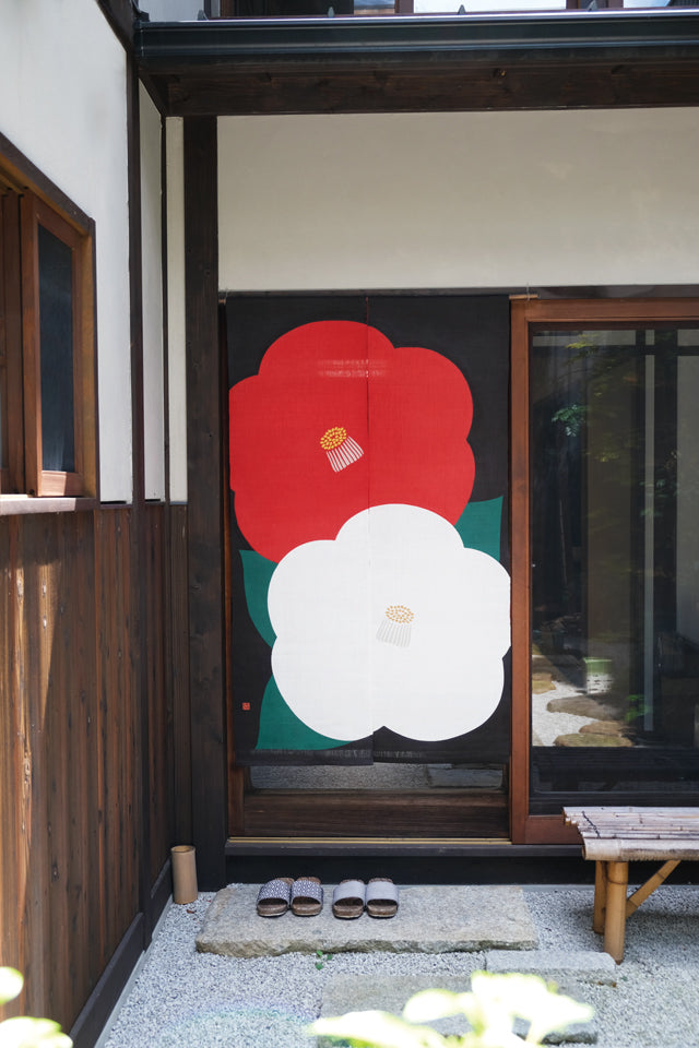 麻のれん(紅白椿)