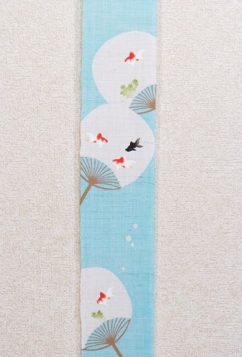 細タペストリー(団扇に金魚)